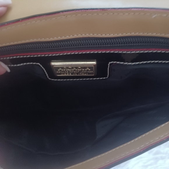 ARCADIA 🥰 UNIQUE Black and Tan Patent Leather Flap Bag. 10x12 EUC - Picture 5 of 7